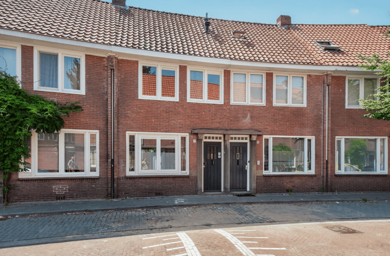 Gevel van het verkochte pand Distelstraat 32 - 32A in Eindhoven.