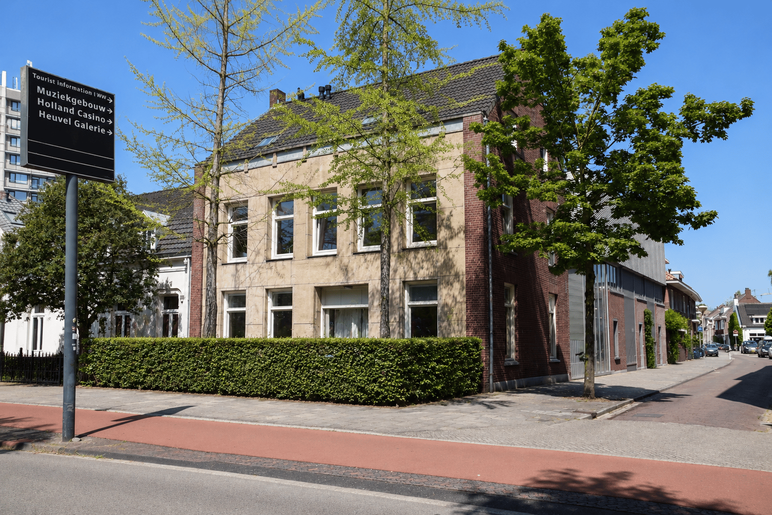 Gevel van het verkochte pand Stratumsedijk 57 - 57A - St. Rochusstraat 74 - 78 in Eindhoven.